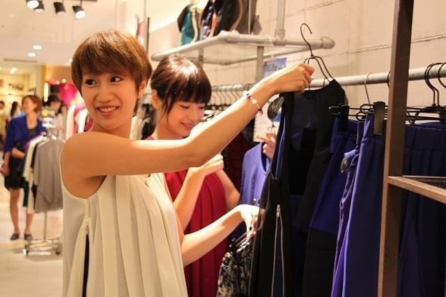 「ジェリー・フィッシュ」主演・大谷澪＆花井瑠美、笑顔絶やさず1日店長