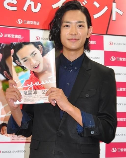 握手会を行った竜星涼