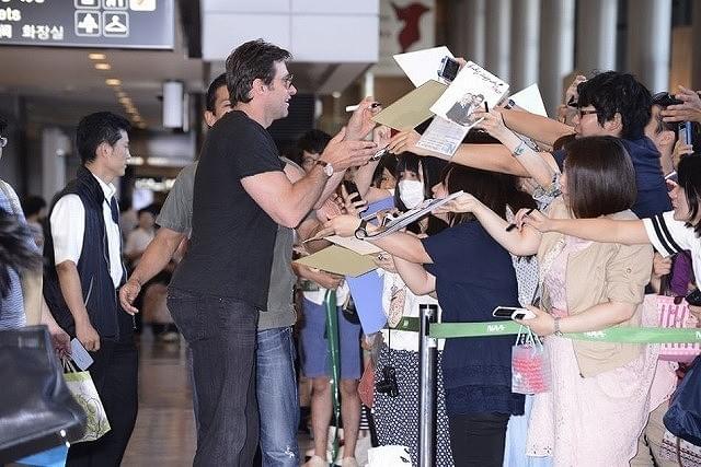 “SAMURAI”ヒュー・ジャックマン凱旋に1000人興奮！日本のファンは「スバラシイ」