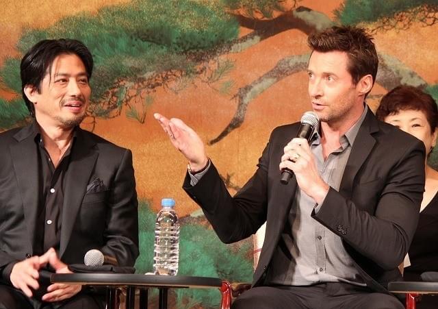ヒュー・ジャックマン、畳の広間で会見！五輪東京招致にエールも
