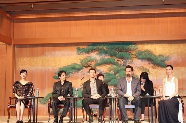 ヒュー・ジャックマン、畳の広間で会見！五輪東京招致にエールも