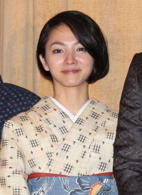 和服姿で登壇した満島ひかり