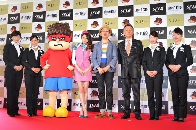 河北麻友子、空飛ぶ“最速”試写会「鷹の爪JET」でCAデビュー！