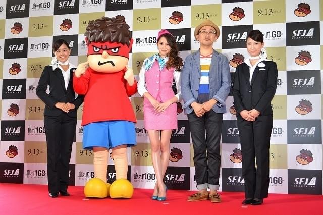 河北麻友子、空飛ぶ“最速”試写会「鷹の爪JET」でCAデビュー！