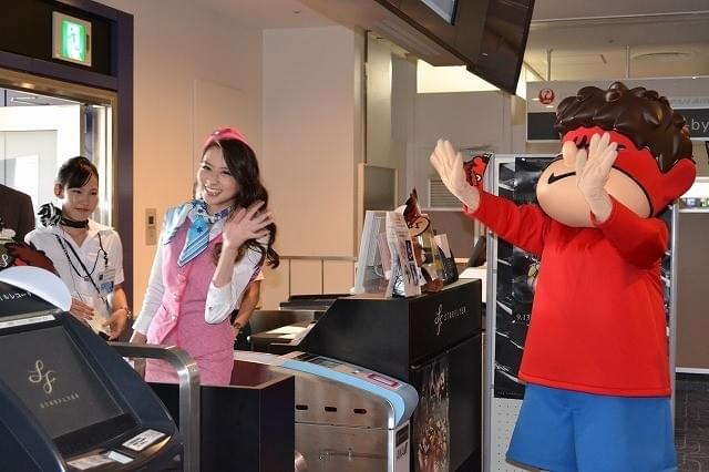 河北麻友子、空飛ぶ“最速”試写会「鷹の爪JET」でCAデビュー！