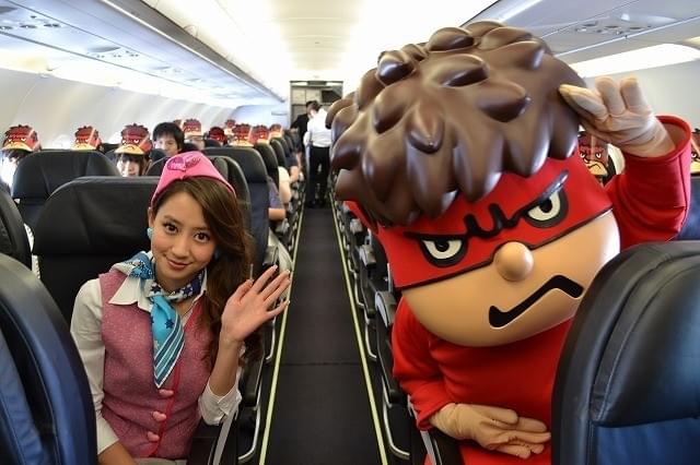 河北麻友子、空飛ぶ“最速”試写会「鷹の爪JET」でCAデビュー！