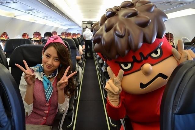 河北麻友子、空飛ぶ“最速”試写会「鷹の爪JET」でCAデビュー！