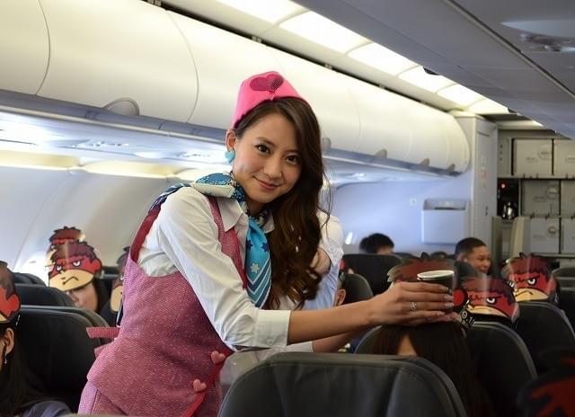 河北麻友子、空飛ぶ“最速”試写会「鷹の爪JET」でCAデビュー！