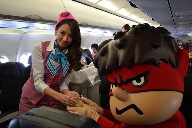 河北麻友子、空飛ぶ“最速”試写会「鷹の爪JET」でCAデビュー！