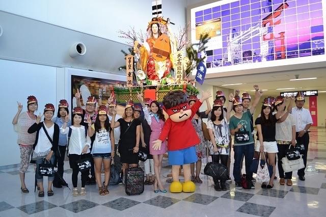 河北麻友子、空飛ぶ“最速”試写会「鷹の爪JET」でCAデビュー！