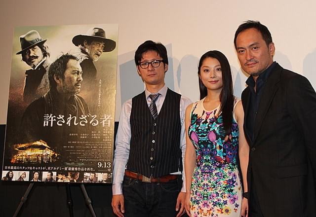 女性限定試写会で舞台挨拶に立った （左から）李相監督、小池栄子、渡辺謙