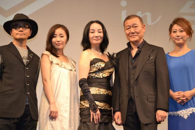 「地獄でなぜ悪い」舞台挨拶に園“似音”監督が乱入？