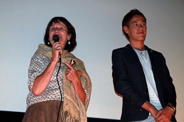 ベニシア・スタンリー・スミスさんと息子の悠仁くん