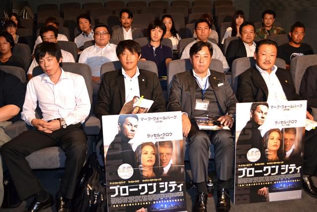 “プロ目線”で鑑賞した総勢20名の現役探偵 (中央左が畠中氏、中央右が久保田氏)