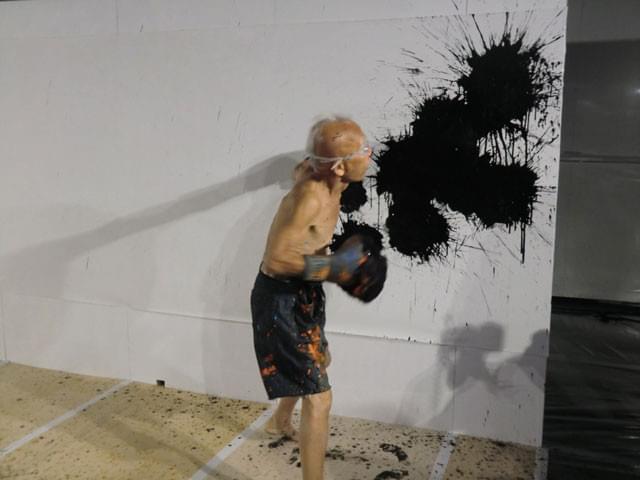 現代芸術家・篠原有司男がボクシング・ペインティングを生披露