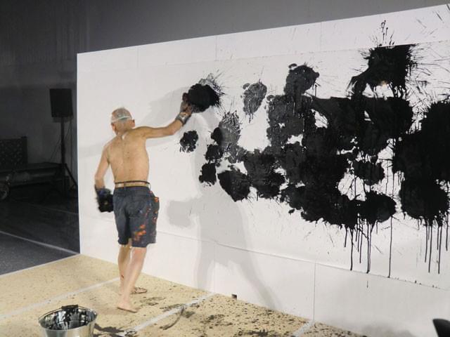 現代芸術家・篠原有司男がボクシング・ペインティングを生披露