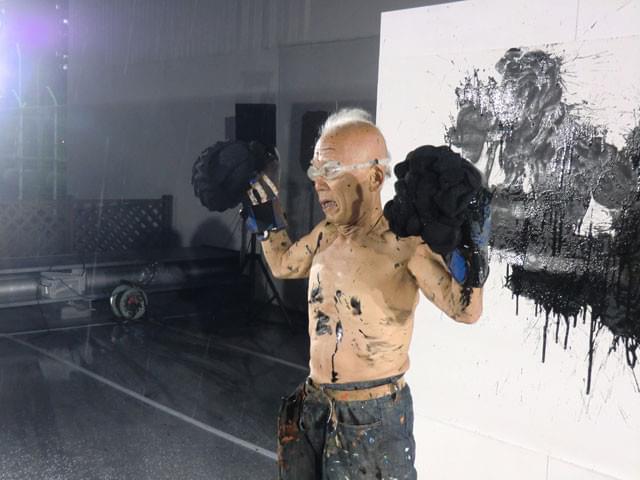 現代芸術家・篠原有司男がボクシング・ペインティングを生披露