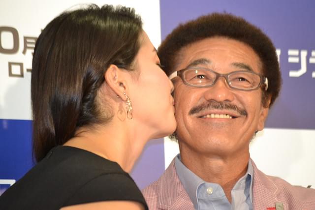 橋本マナミが具志堅用高にご褒美キス！「ブロークンシティ」イベント開催