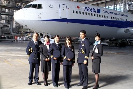 旅客機をバックに主要キャストがずらり