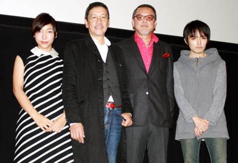 奥田瑛二、観客の写真撮影を許可し父娘で「今日子と修一の場合」をアピール