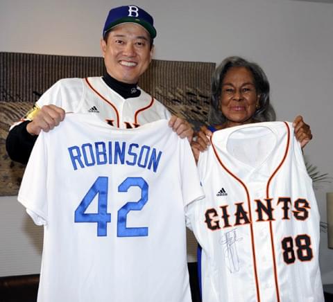 巨人・原監督、CS前に興奮 伝説のユニホーム手に「今日が僕のジャッキー・ロビンソン・デー」