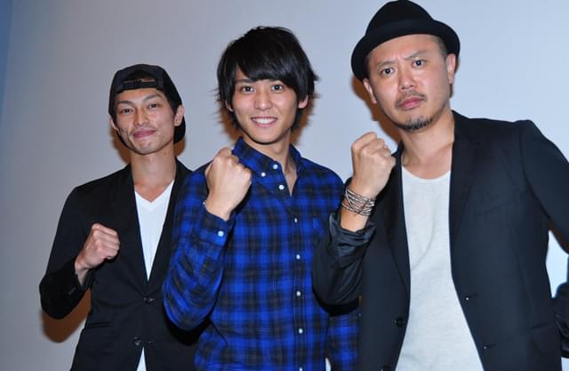 初日舞台挨拶に登壇した佐野和真 と共演の遠藤雄弥、元木隆史監督