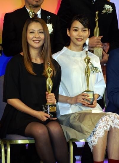 主演女優賞の能年玲奈と助演女優賞の小泉今日子