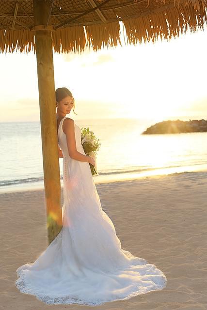 吉川ひなの、ハワイで2度目の挙式 “バウ・リニューアル婚”で気持ち新た