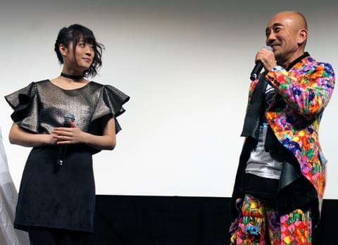 “娘”北乃きいにハーフ芸人がプロポーズも、“父”竹中直人が笑いながら怒って阻止