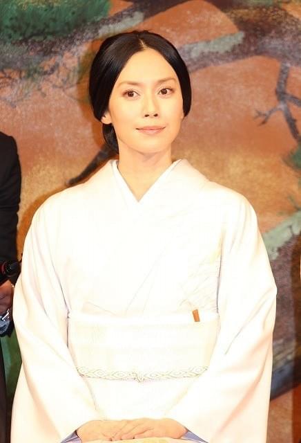 美しき怪物、平成のうつけ者…海老蔵、共演者の評価に照れ