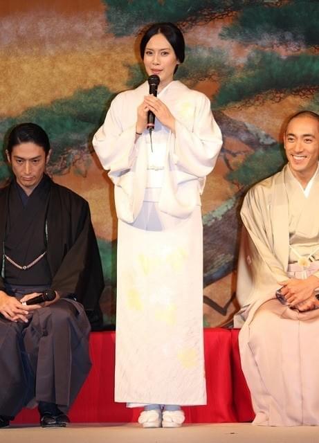 美しき怪物、平成のうつけ者…海老蔵、共演者の評価に照れ