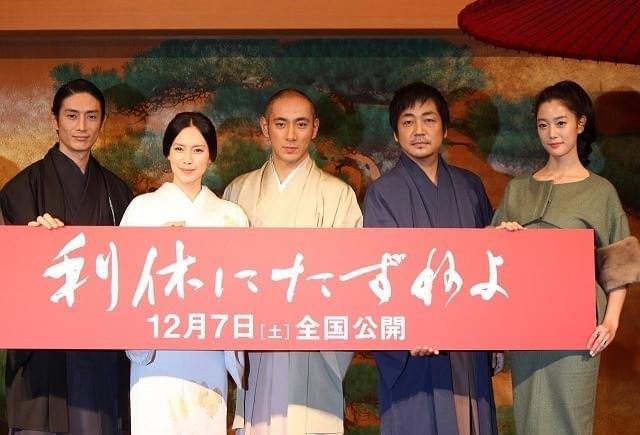 美しき怪物、平成のうつけ者…海老蔵、共演者の評価に照れ