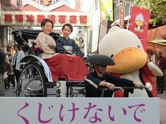八千草薫と由紀さおりが人力車で巣鴨にサプライズ登場