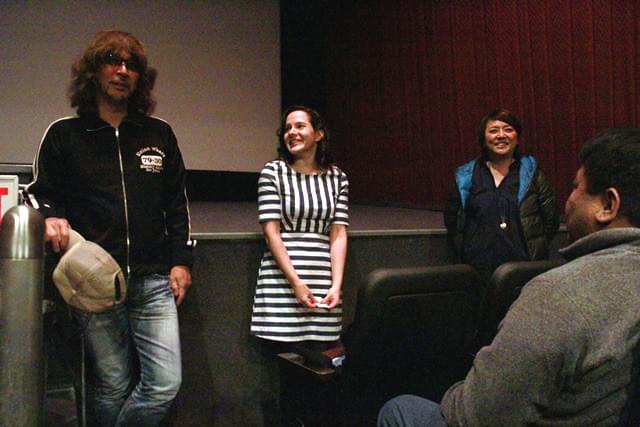 熱烈なラブコールを受けて舞台挨拶に立った三木監督（左）