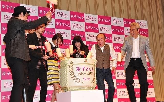 余貴美子、堀北真希＆松田龍平の“兄妹”は「予測不可能で不思議な2人」
