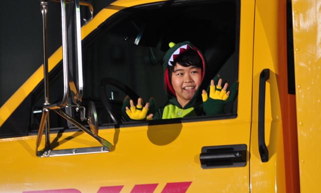 鈴木福くん、“冷凍保存”された実物大恐竜親子にびっくり！