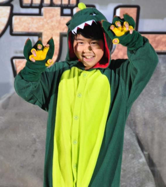 鈴木福くん、“冷凍保存”された実物大恐竜親子にびっくり！