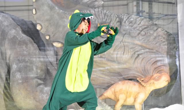 鈴木福くん、“冷凍保存”された実物大恐竜親子にびっくり！