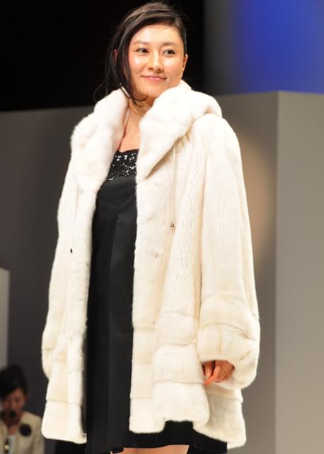菊川怜、ミンクの300万円コート贈られ「金庫にしまわないと」