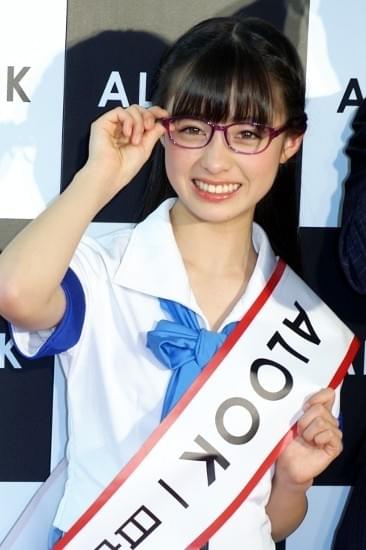 メガネ姿を披露した美少女アイドル橋本環奈