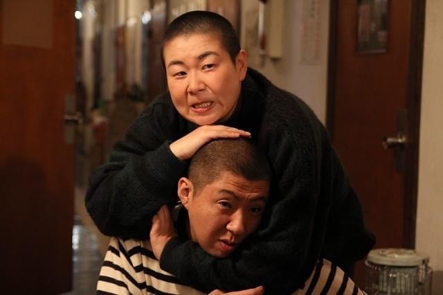 おっさんになりきった「森三中」大島美幸、うり二つの荒川良々と取っ組み合い