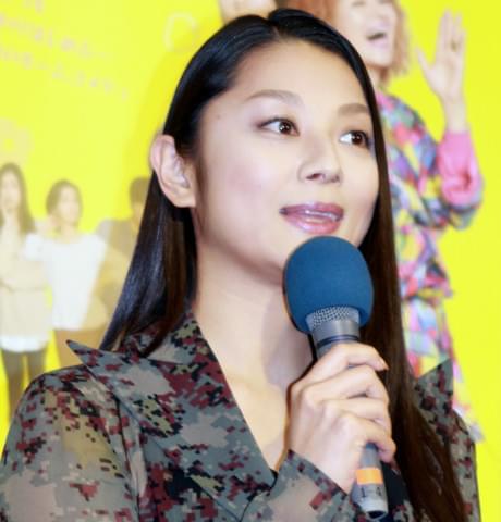 小池栄子、主演ドラマ「花咲くあした」でのセーラー服姿披露に「謝罪します」