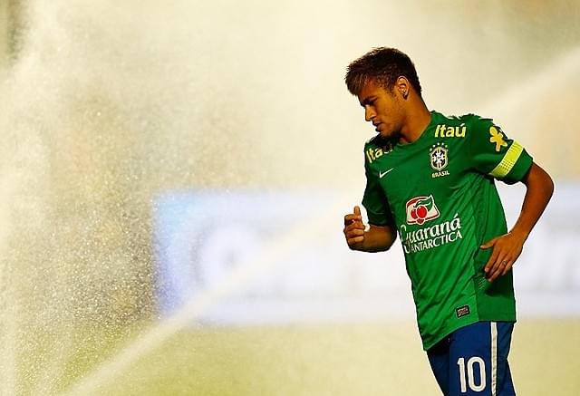 国際親善試合に備えて練習するネイマール