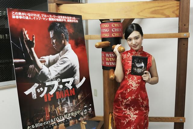 妖艶なチャイナドレス姿でフォトセッションに応じた古川