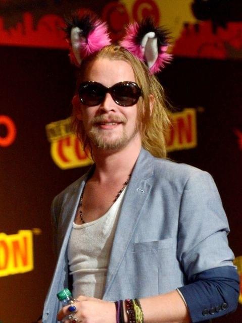 マコーレー・カルキン、ベルベッツのカバーバンドでピザをテーマにした曲公開