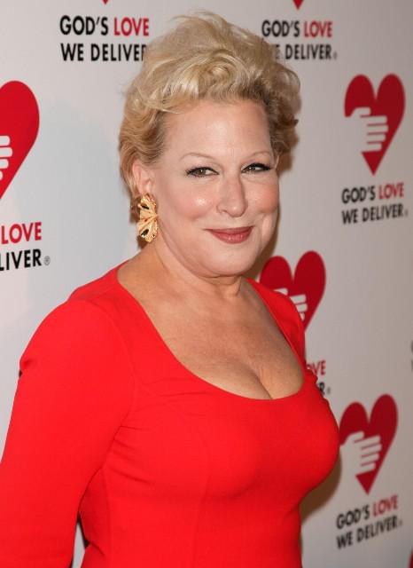 フリードキン監督、ベット・ミドラー主演でメエ・ウェスト伝記映画製作へ