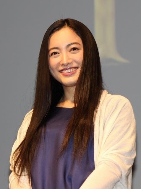 仲間由紀恵は国民的貧乳!? 堤幸彦監督の“迷言”に「TRICK」ファン歓声