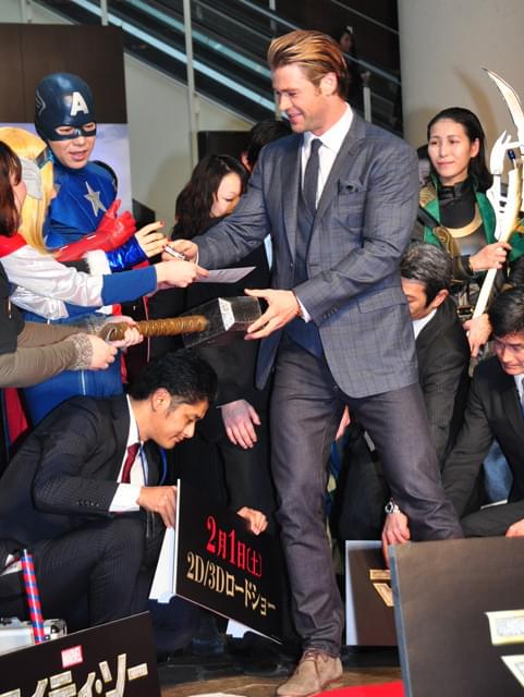 クリス・ヘムズワース、日本の熱烈コスプレファンに大喜び！