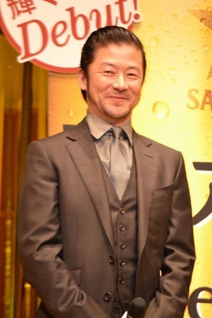 CMで岡田准一と共演する浅野忠信