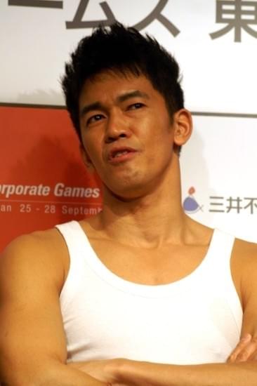 1着5000円のタンクトップ を着用している武井壮